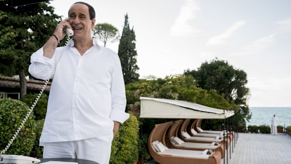 Toni Servillo is physically transformed into Silvio Berlusconi.