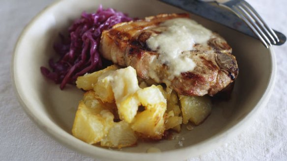 Pork chops with apple sauce and red cabbage