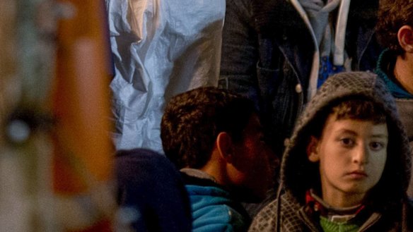 A rescuer cradles a child in  Pozzallo.