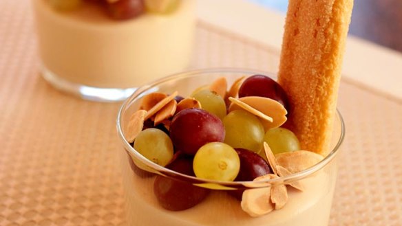 Strawberry mousse with grapes and sponge fingers