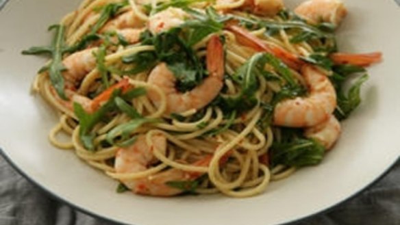 Spaghetti with prawns, anchovy and capers