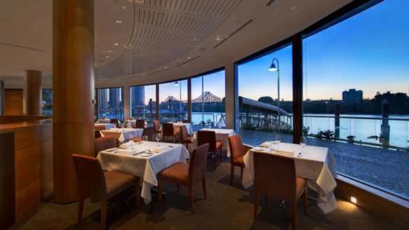 Soaring views of the Story Bridge and Kangaroo Point cliffs.