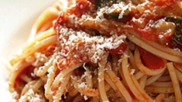 Spaghetti with fresh tomato and basil sauce