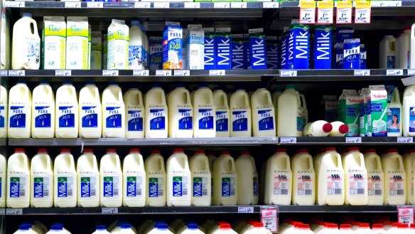 The competition watchdog says cheap milk in supermarkets does not determine the price farmers are paid.