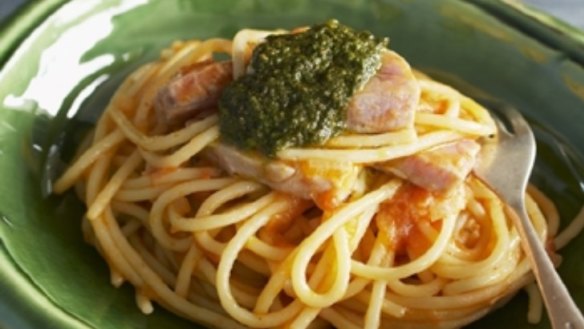 Spaghetti with fresh tuna, cream of basil and tomato