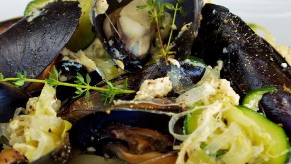 Mussels with zucchini and eggs.