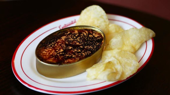 Creme brulee comes with a side of potato chips.