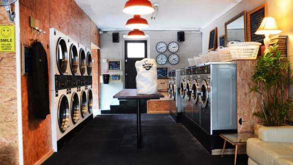 Soap Bar Launderette in Carlton features a cafe.
