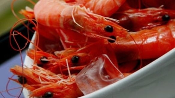 Ox-heart tomato, prawn and basil salad