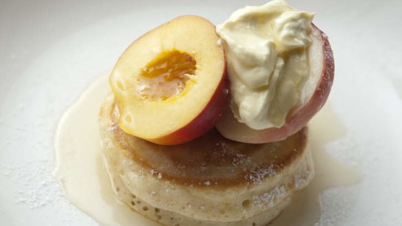 Hotcakes with peaches, citrus syrup and mascarpone.