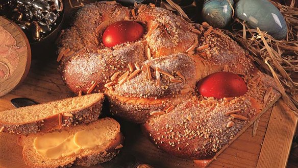 Tsoureki tou paska (Easter bread)
