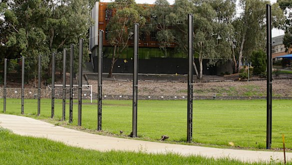 The large fence along Alphington Grammar on the Darebin Yarra Trail. 