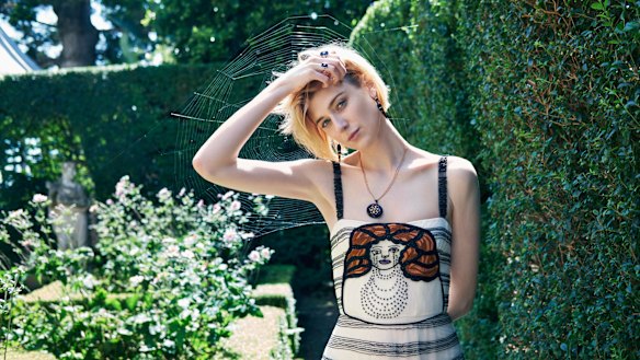 Elizabeth wears Christian
Dior dress. Earrings, pendant
necklace and rings from
Greene & Greene Antiques.