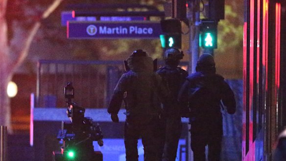 Bomb squad officers enter the Lindt cafe.