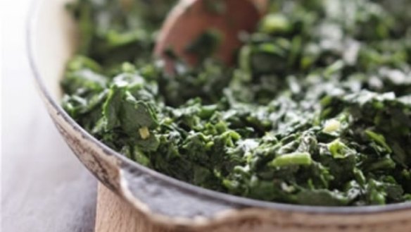 Old-fashioned spinach with nutmeg and cream