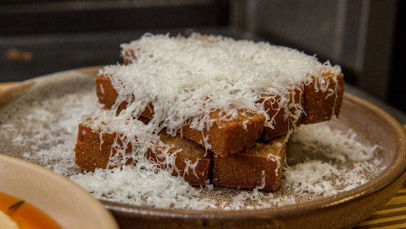 Chickpea chips with grated kefalograviera.