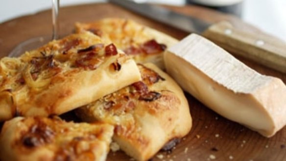 Onion bread with rosemary and speck