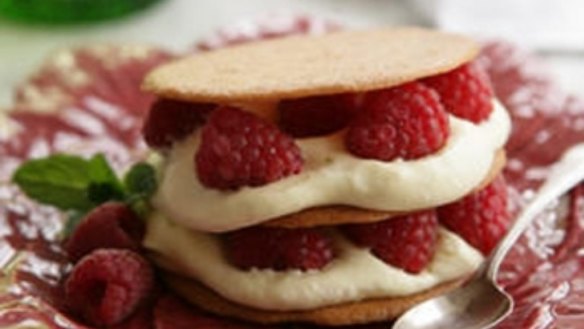 Raspberries with lime cream and crunchy wafers