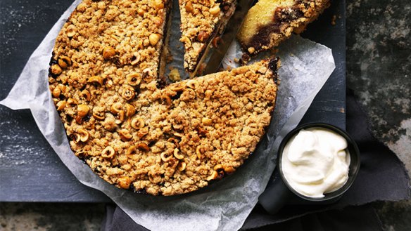 Date and hazelnut cake with crumble.