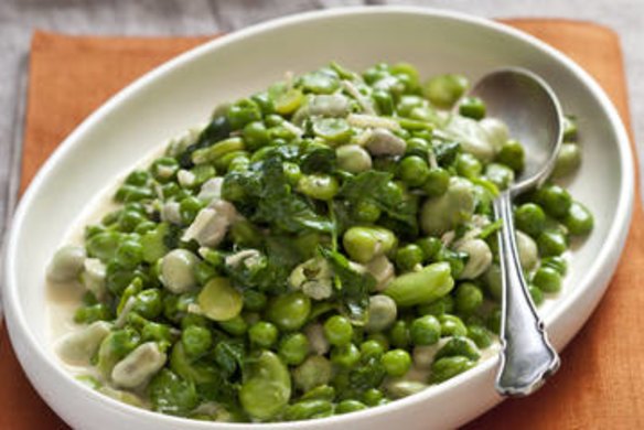 Broad beans and peas with cream and garlic.