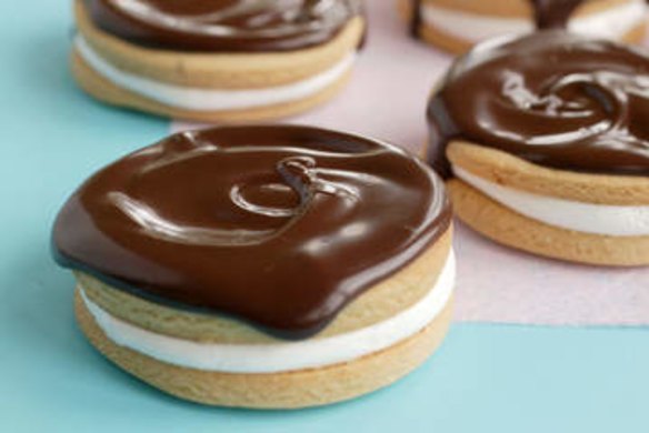 Wagon wheel inspired marshmallow biscuits.