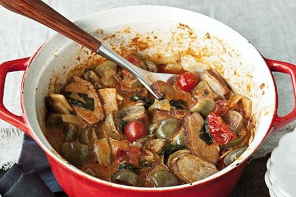 The perfect blokes night in.  Red hot duck curry and Thai green bean and peanut salad. SHD SUNDAY LIFE Picture by KATIE QUINN DAVIES  SLIFE120902