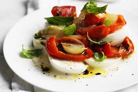 Buffalo mozzarella, capsicum and onion salad.