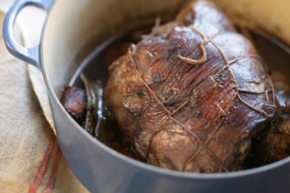 Pot-roasted leg of lamb in red wine