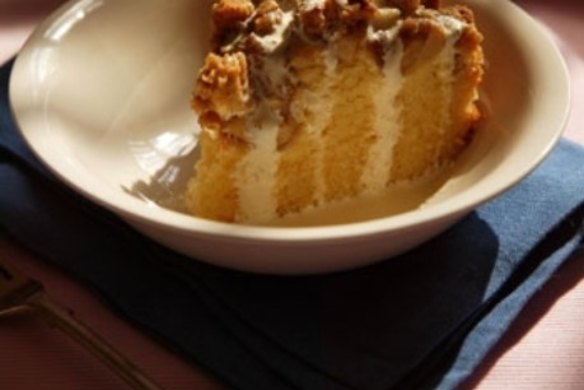 Warm apple crumble cake