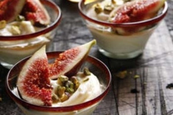 Saffron yoghurt with pistachios