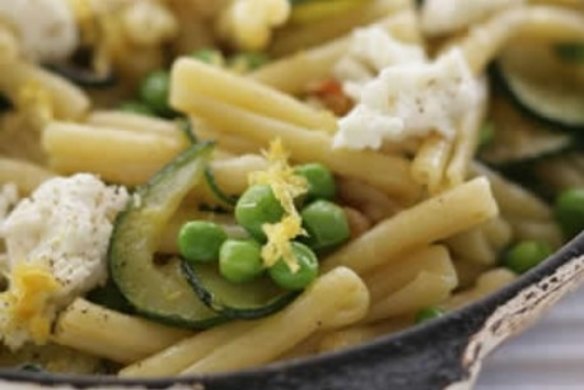 Pasta with zucchini, peas, mint and ricotta