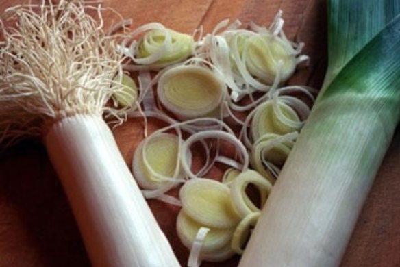 Leek and tomato sauce