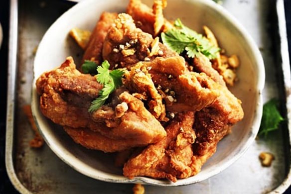 Deep fried chicken with garlic and peppercorns.