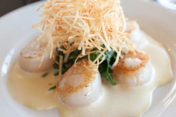 Scallops with spinach and shoestring fries at Versatile.