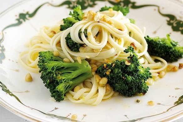 Simple vegetarian and quick Linguine with broccoli, lemon and pinenuts.