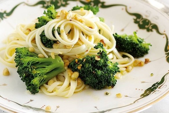 Simple vegetarian and quick Linguine with broccoli, lemon and pinenuts.