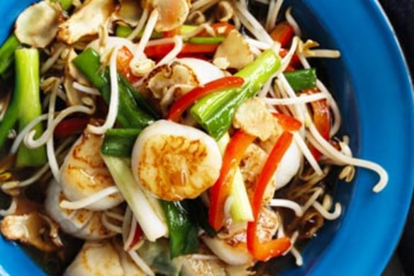 Stir-fried scallops with bean sprouts.