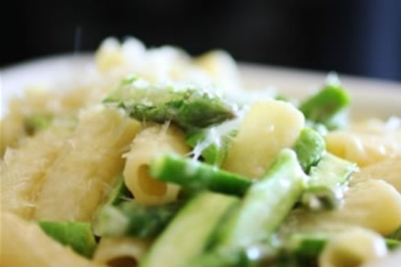 Macaroni cheese with asparagus