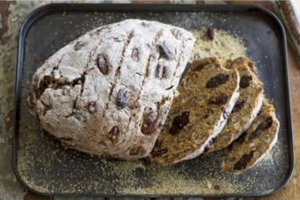 Roasted pecan, pumpernickel and date soda bread