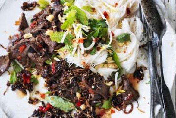 Salad of sauteed beef with cold rice noodles.