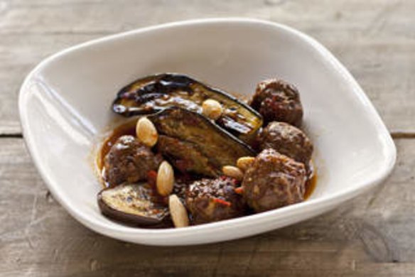 Pork and veal meatballs with simple tomato sauce - Frank Camorra recipe.