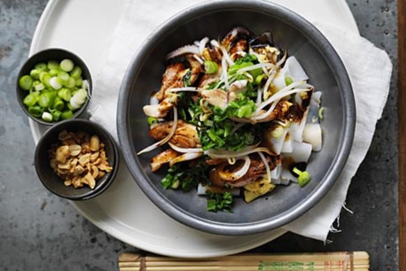 Stir-fried rice noodles with chicken and squid.