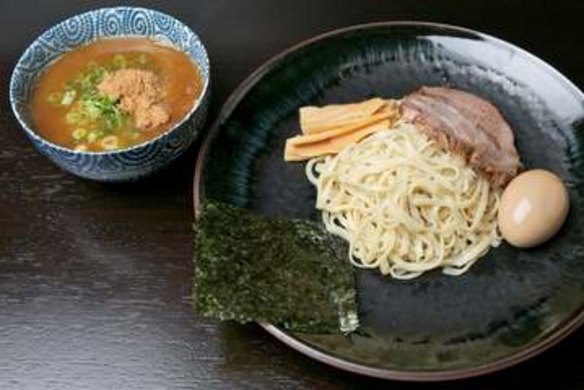 Curry tsukemen with the noodles served cold, separately.