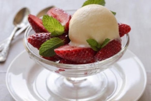 Mascarpone ice-cream with strawberries