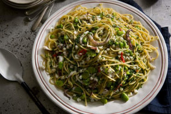 Spaghetti with broad beans and cuttlefish.