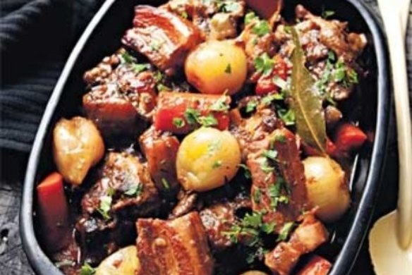 Braised oxtail and pork belly with red wine