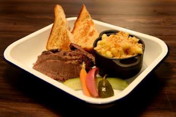 The brisket meat tray with mac and cheese.