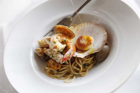 Spaghettini with seafood.