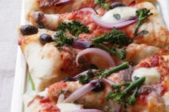 Pizza with broccolini & mozzarella