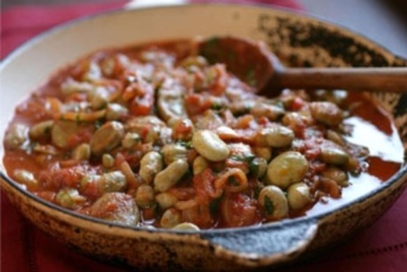 Soft broad beans cooked with tomato and cumin